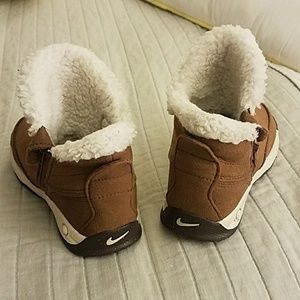 Cozy clean toddler Nike boots!
